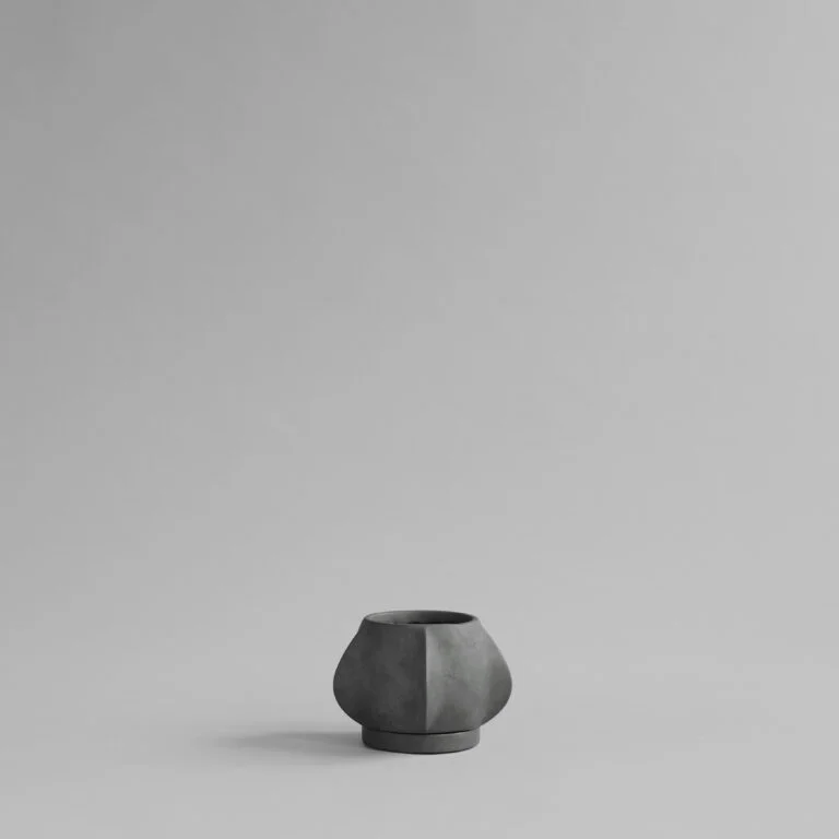 Vazonas Arket Petit Dark Grey su lėkštute